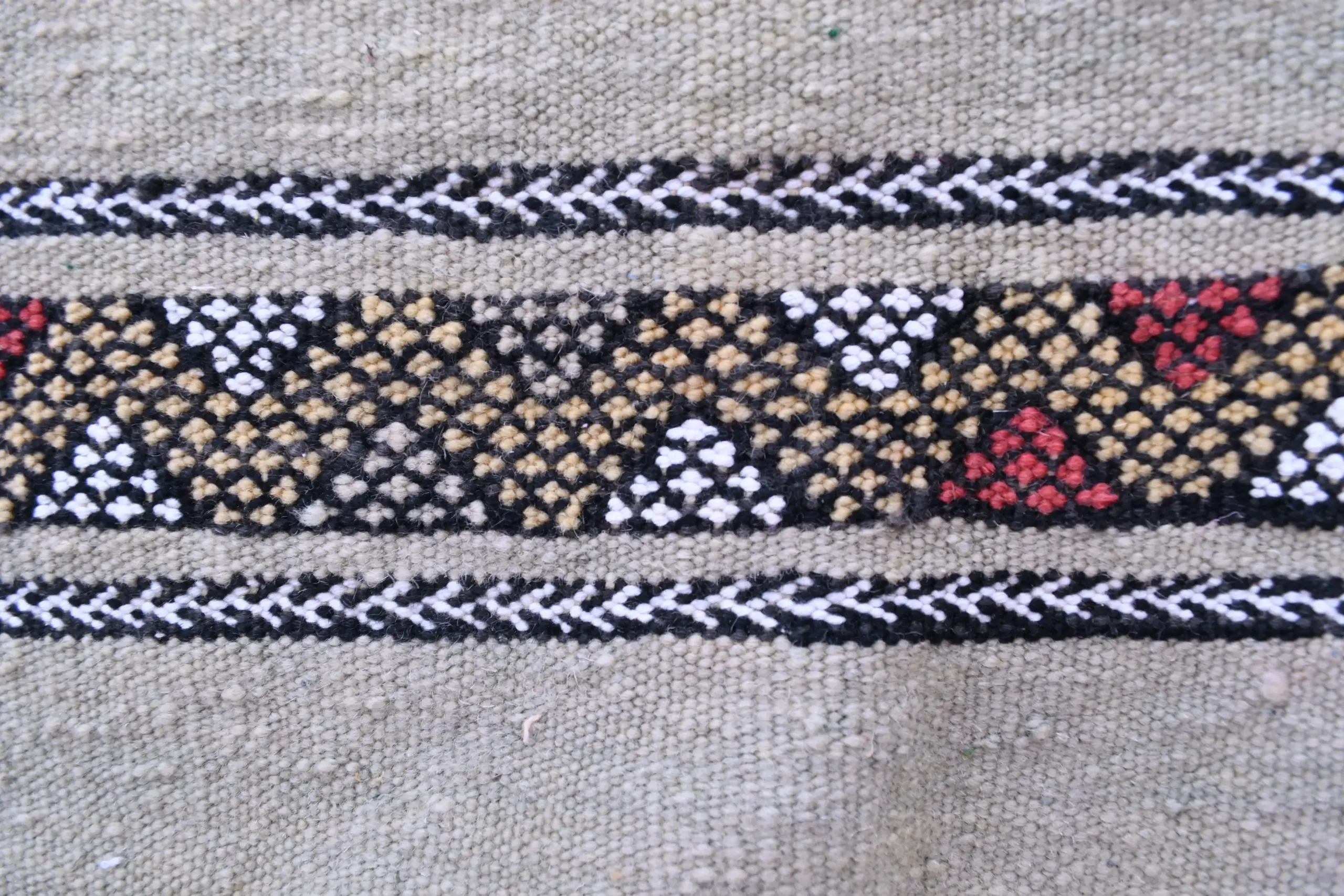 Authentic Zemmour Moroccan Wool Rug 204x305cm - Handwoven Artisan Craft - Image 7