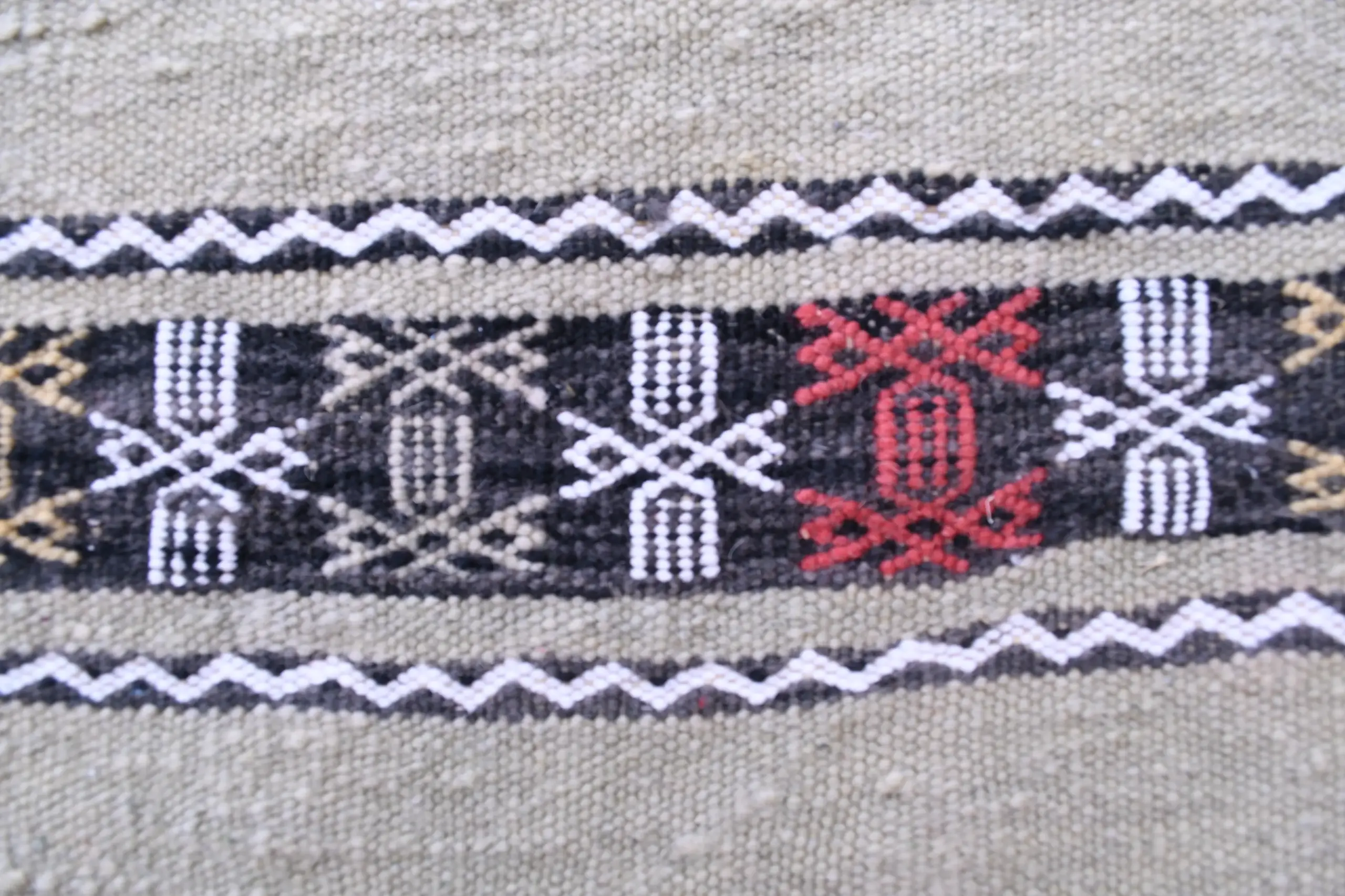 Authentic Zemmour Moroccan Wool Rug 204x305cm - Handwoven Artisan Craft - Image 8