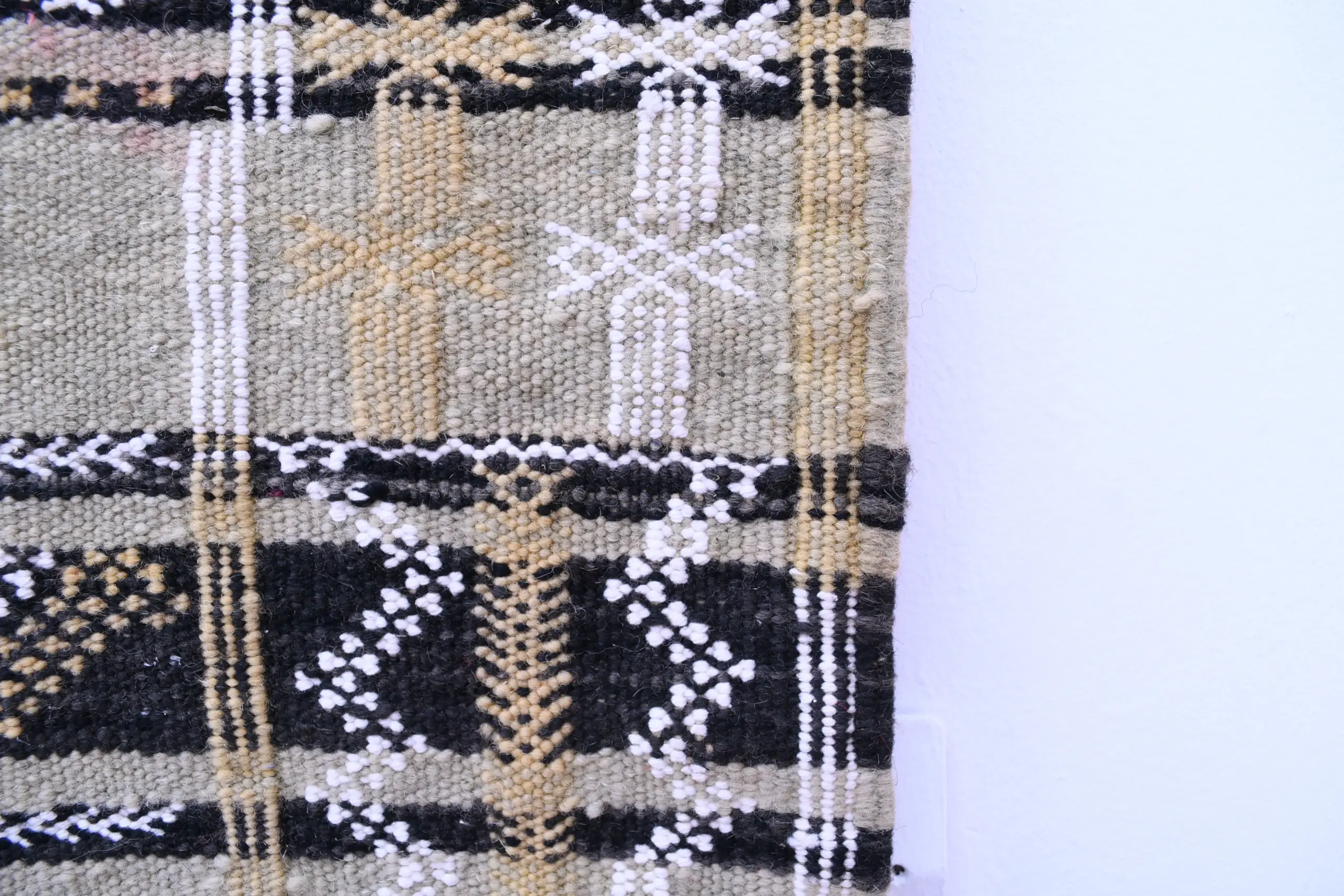 Authentic Zemmour Moroccan Wool Rug 204x305cm - Handwoven Artisan Craft - Image 9