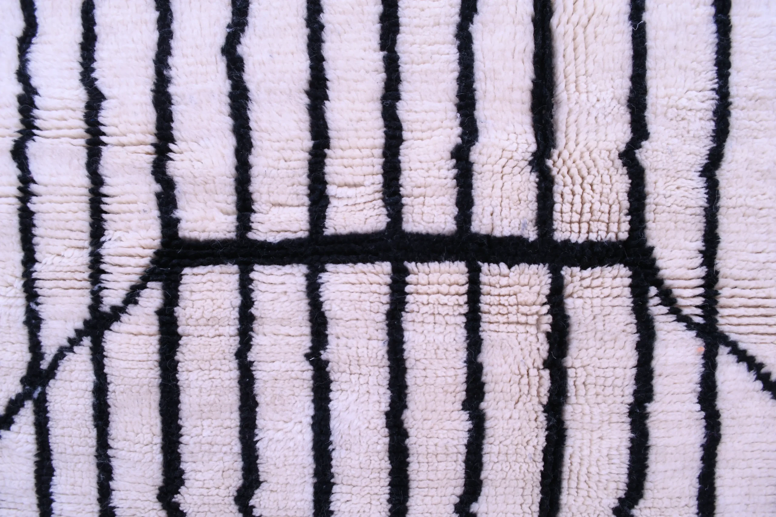 Modern Moroccan Wool Rug 180x240cm - Unique Face Design, Handmade Art - Image 4